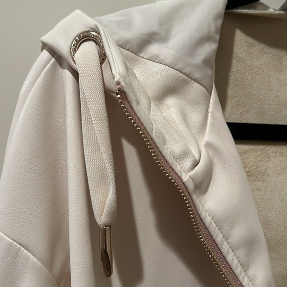 Beautiful Ladies faux leather jacket in cream and pinks. - Picture 5 of 6